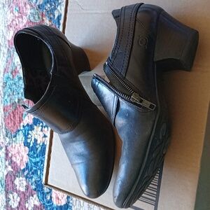 8.5 Born leather booties
